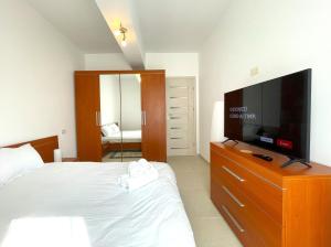 Bella Vista Studio with Balcony