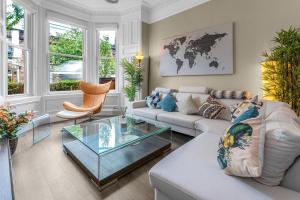 Stylish Elegance in Citys Heart