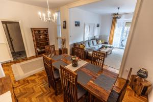 Bright & Spacious Riverside Apartment with Balcony