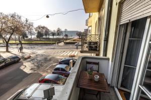 Bright & Spacious Riverside Apartment with Balcony