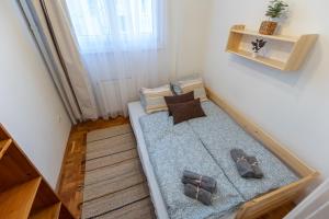 Bright & Spacious Riverside Apartment with Balcony