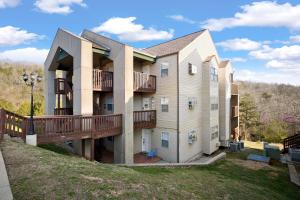 Family and Pet friendly ground level Condo, 4 mins to Silver Dollar City, Amazing Ozark Mountain Views