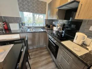 140 Bermuda, Hemsby - Two storey, three bed chalet, sleeps 6, bed linen and towels included, onsite entertainment on a pet free site - Rollesby