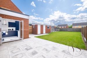 Modern 3BR Home in 9 Anson Rd Near Sandwell Hospital with Garden and Free Parking