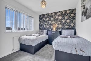 Modern 3BR Home in 9 Anson Rd Near Sandwell Hospital with Garden and Free Parking