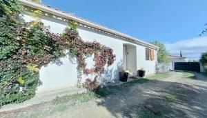 Maisons de vacances Oleander- Spacious Villa with Private Pool & Garden Sleeps 6 : photos des chambres