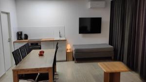 Eleonoras Ferienwohnung in Würzburg Stadt mit Terrasse und eigenen Parkplätzen vor der Tür, für große Gruppen bis zu 13 Personen geeignet