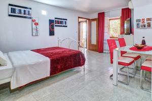 House ROSSELLA with cozy apartment and rooms close to the beach 