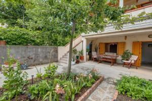 House ROSSELLA with cozy apartment and rooms close to the beach 