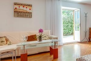 House ROSSELLA with cozy apartment and rooms close to the beach 