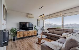 Stunning Home In Zrnovo With Wifi