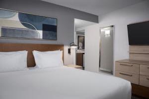 1 Bedroom Larger Suite, 1 King, Corner room, Balcony room in Courtyard by Marriott Orlando East/UCF Area