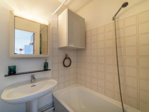 Appartements Apartment Saint James-12 by Interhome : photos des chambres