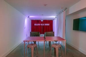 King & Queen 2 Homes - 24 Beds City Views