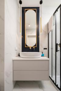 Platon Modern Studios by BookingHost