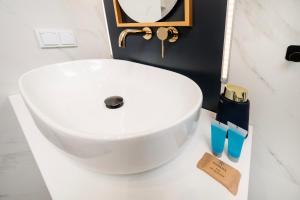 Platon Modern Studios by BookingHost