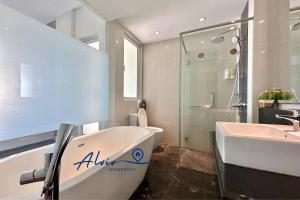 TheShore LUXURY 4+1BR Penthouse8-12paxPool TableDirectToMallJonker 10min