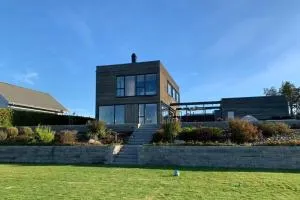 Guestly Homes - 4BR Serene Villa with Garden - Nyköping