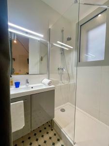 Appartements Maison Dormoy : Chambre Double avec Salle de Bains Privative