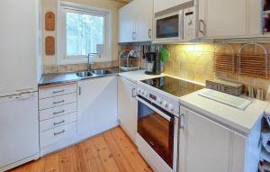 2 Bedroom Awesome Home In Örkeljunga