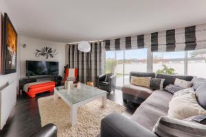 Maisons de vacances Maison pour 8 - Piscine - 550 m de la plage : photos des chambres
