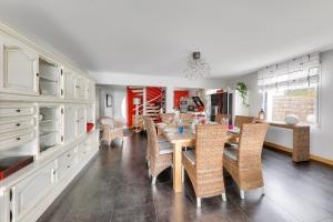 Maisons de vacances Maison pour 8 - Piscine - 550 m de la plage : photos des chambres