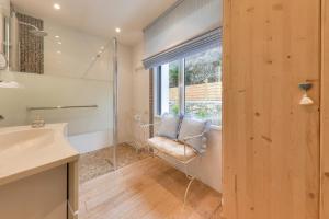 Maisons de vacances Maison pour 8 - Piscine - 550 m de la plage : photos des chambres