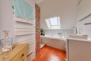 Maisons de vacances Maison pour 8 - Piscine - 550 m de la plage : photos des chambres