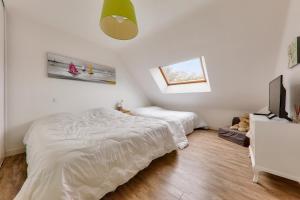 Maisons de vacances Maison pour 8 - Piscine - 550 m de la plage : photos des chambres