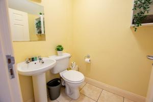 130 - Large Duplex by Shortstays