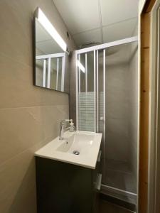Hotels Initial by balladins, Hotel Restaurant Broisin : photos des chambres