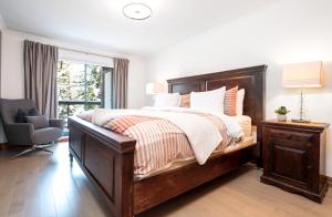 2BR in Greyhawk, Hot Tub and Sauna, Gas Fireplace, Secure Parking