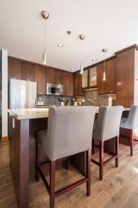 2BR in Greyhawk, Hot Tub and Sauna, Gas Fireplace, Secure Parking