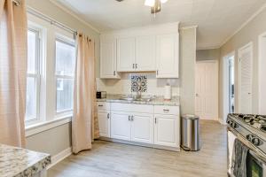 6 Mi to Dtwn Attractions Buffalo Apartment!