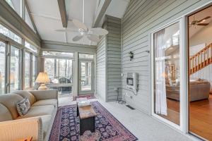 < 1 Mi to Marina: ‘Ford Mountain Retreat’ w Deck