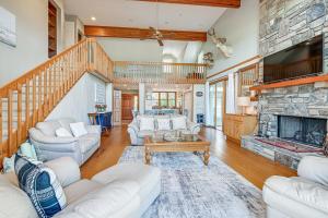 < 1 Mi to Marina: ‘Ford Mountain Retreat’ w Deck