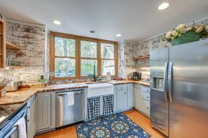 < 1 Mi to Marina: ‘Ford Mountain Retreat’ w Deck