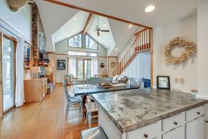 < 1 Mi to Marina: ‘Ford Mountain Retreat’ w Deck