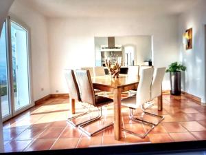 Maisons de vacances Maison de 4 chambres avec piscine privee jacuzzi et jardin clos a Aspremont : photos des chambres