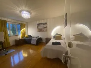 Stockholm Arlanda gratis parkering , Wifi, Fiber 1Gb, 2 enkelsängar, Långtidsboende rymligt o Garderober Room2 - Nora