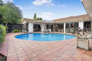 Wow, spacious home with a pool - Newstead