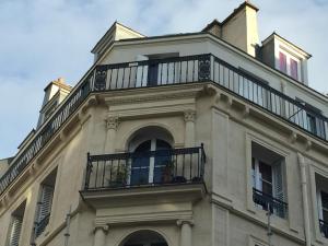 Sejours chez l'habitant Bergere Opera Trevise - 2 connecting rooms with private bathroom and 1 study room - 35 m2 : photos des chambres