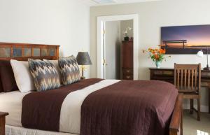 Deluxe Queen Room room in Settlers Inn