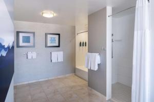 Bathroom, Hilton San Francisco Financial District in San Francisco (CA)