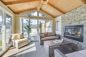 Waterfront Washington Getaway with Hot Tub and Deck! - Onalaska