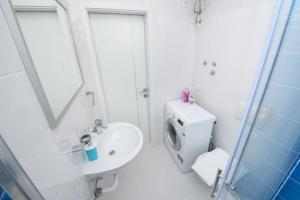 Apartments with a parking space Kastel Stafilic, Kastela - 21591