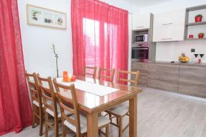 Apartments with a parking space Kastel Stafilic, Kastela - 21591