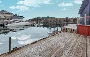 3 Bedroom Cozy Home In Lepsøy - Uggdal