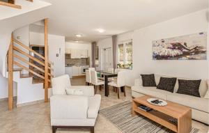 3 Bedroom Beautiful Apartment In Banjol 