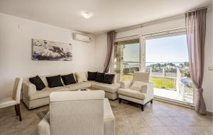 3 Bedroom Beautiful Apartment In Banjol
